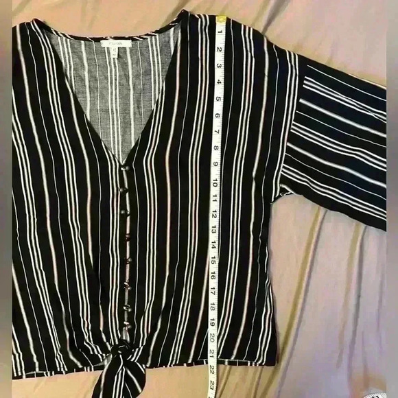 Maurice’s Women’s Cropped Short Sleeve Blouse Black/Tan Strip Button Knot Size M - Picture 7 of 9
